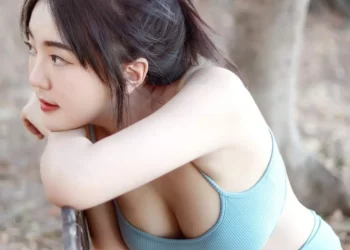 68+ Hình Ảnh Cô Gái Buồn: Bí Mật Đằng Sau Nỗi Cô Đơn Trong Nhiếp Ảnh