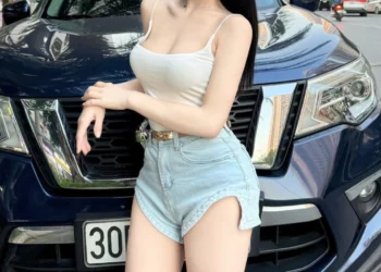 Top Ảnh Gái Phố Gợi Tình Nhất 2025: Cực Phẩm Vú Nõn, Eo Thon Mướt Mắt