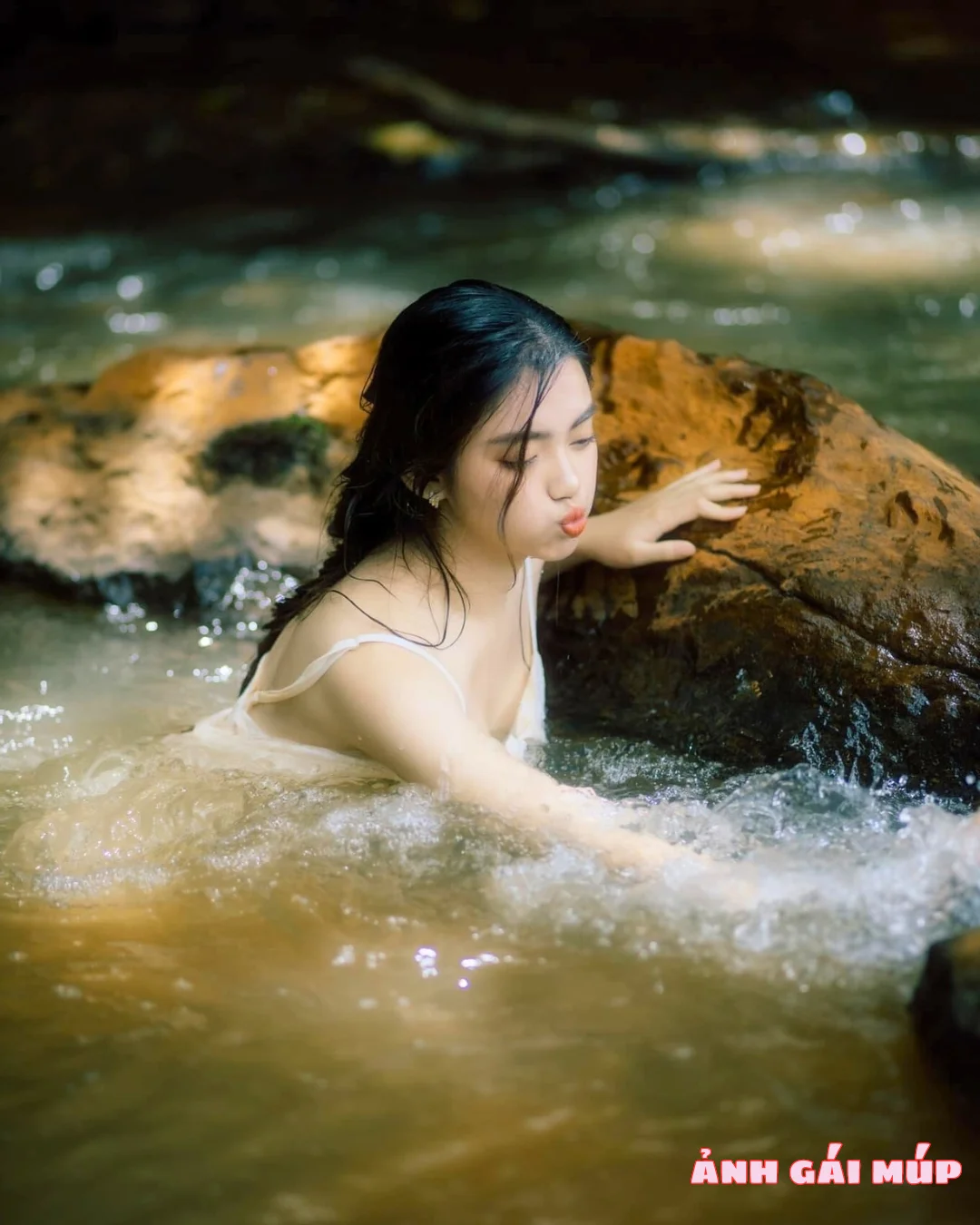 anhgaimup review anh gai xinh chup anh tai bai da song hong 278 Bãi Đá Sông Hồng: Nơi 500 Gái "Ngon" Thả Dáng Sống Ảo Ảnh Gái Đẹp